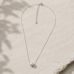 Silver chatoyancy ball-bead necklace with round pendant on pale stone